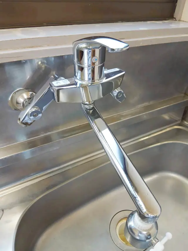 機能性と節水を兼ね備えた、最新キッチン水栓への交換